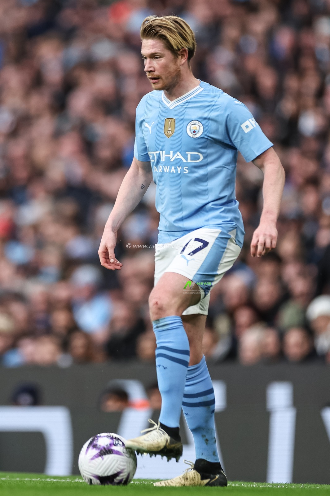 Kevin De Bruyne of Manchester City with the ball during the Premier League match Manchester City vs Manchester United at Etihad Stadium, Manchester, United Kingdom, 3rd March 2024

(Photo by Mark Cosgrove/News Images)