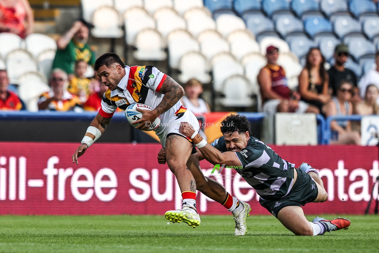Jayden Nikorima of Bradford Bulls is through for a try but stopped by Jacob Gagai of Huddersfield Giants during the Betfred Super League round 18 match Huddersfield Giants vs Bradford Bulls at Accu Stadium, Huddersfield, United Kingdom on 10 July 2026

(Photo by Alfie Cosgrove/News Images)