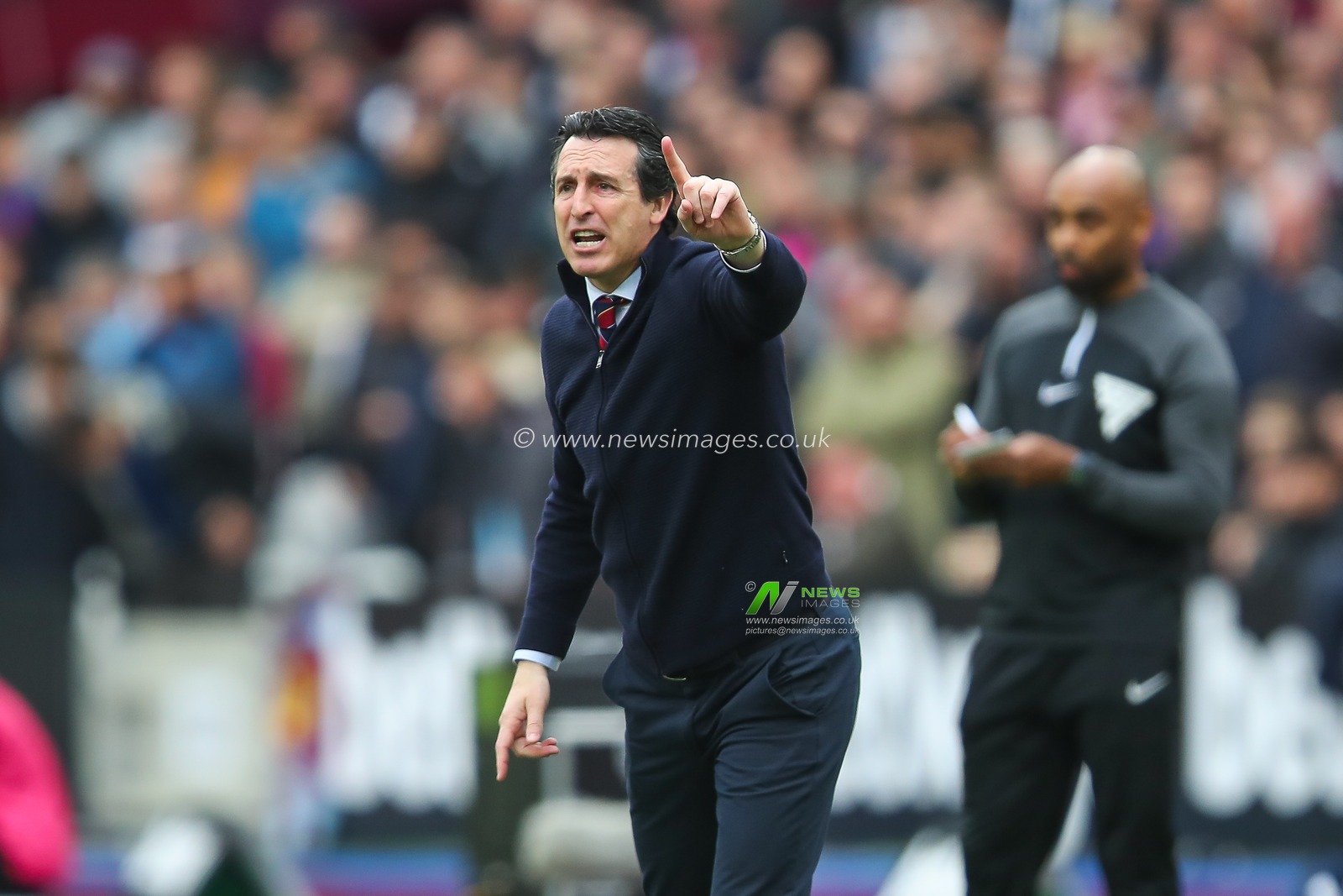 Unai Emery manager of Aston Villa gives his team instructions during the Premier League match West Ham United vs Aston Villa at London Stadium, London, United Kingdom, 17th March 2024

(Photo by Gareth Evans/News Images)