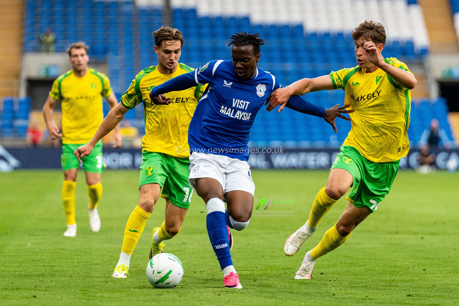 Ronan Kpakio of Cardiff City under pressure from Norwich City players during the Carabao Cup round 2 match Cardiff City vs Norwich City at Cardiff City Stadium, Cardiff, United Kingdom on 25 August 2026

(Photo by Andrew Lewis/News Images)