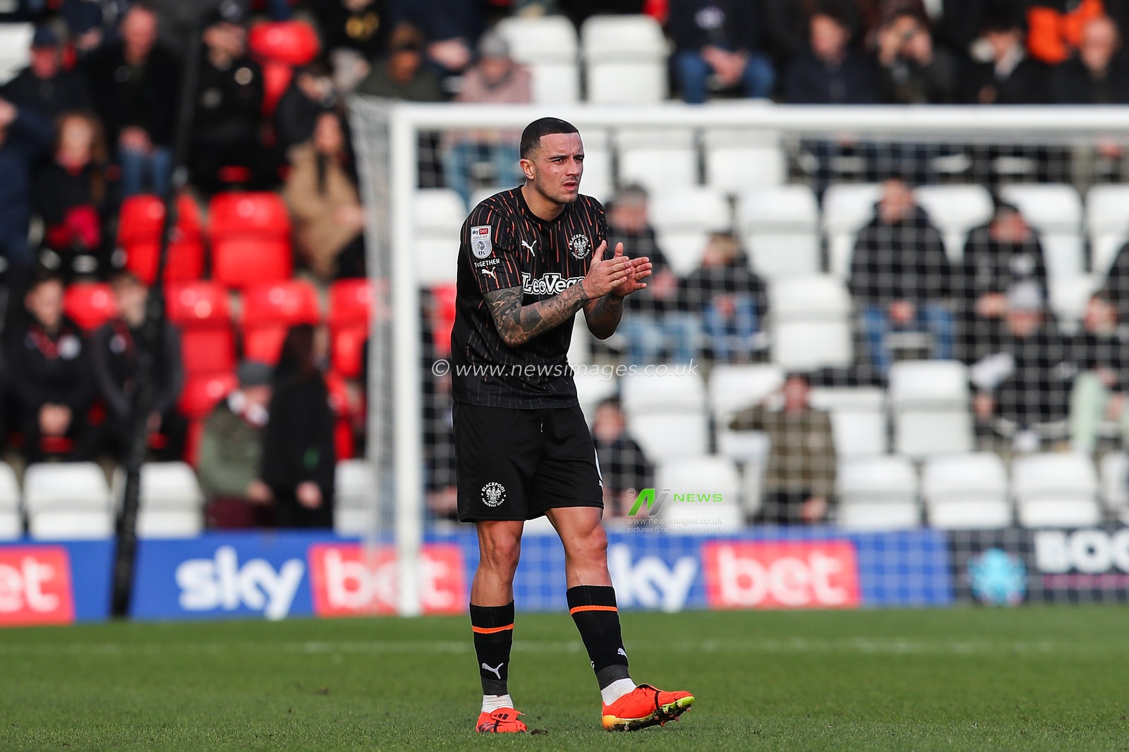 Oliver Norburn of Blackpool applauds his teammates during the Sky Bet League 1 match Stevenage vs Blackpool at Lamex Stadium, Stevenage, United Kingdom, 3rd February 2024

(Photo by Gareth Evans/News Images)