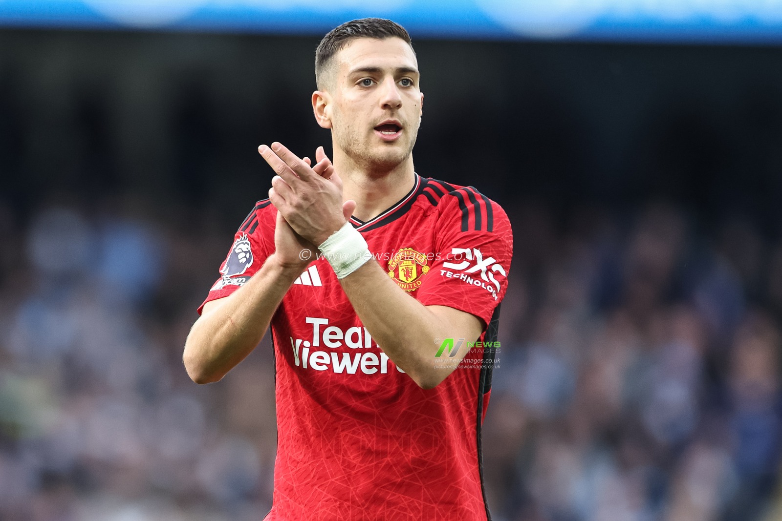 Diogo Dalot of Manchester United gives his team instructions  during the Premier League match Manchester City vs Manchester United at Etihad Stadium, Manchester, United Kingdom, 3rd March 2024

(Photo by Mark Cosgrove/News Images)