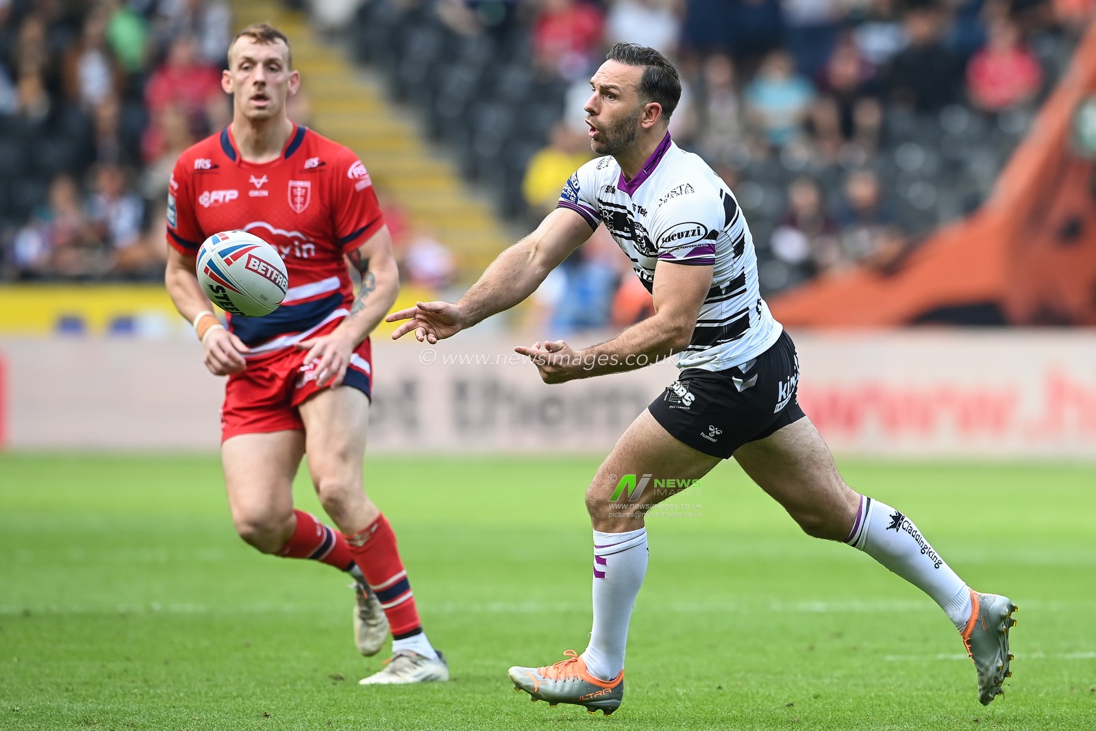 Luke Gale #7 of Hull FC in action during the Betfred Super League match Hull FC vs Hull KR at MKM Stadium, Hull, United Kingdom, 3rd September 2022

(Photo by Craig Thomas/News Images)