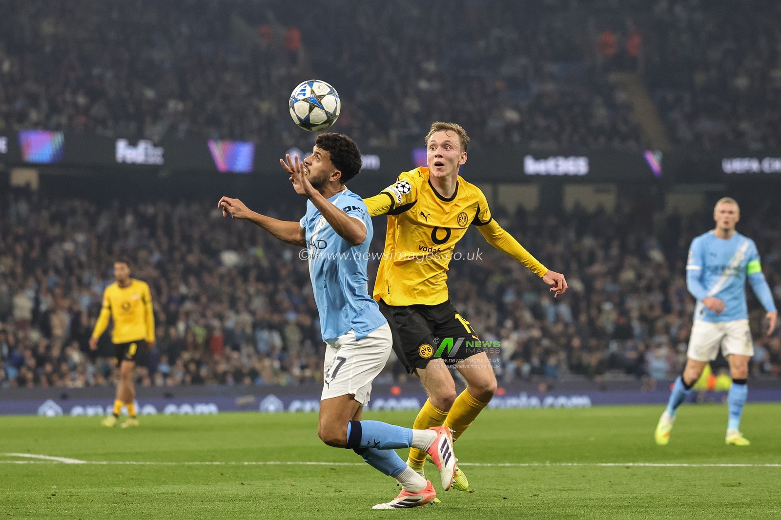 Matheus Nunes of Manchester City and Maximilian Beier of Borussia Dortmund battle for the ball during the UEFA Champions League Matchday 4 of 8 Manchester City vs Borussia Dortmund at the City of Manchester Stadium, Manchester, United Kingdom, 5th November 2025

(Photo by Mark Cosgrove/News Images)

*** GER AUT SUI OUT ***