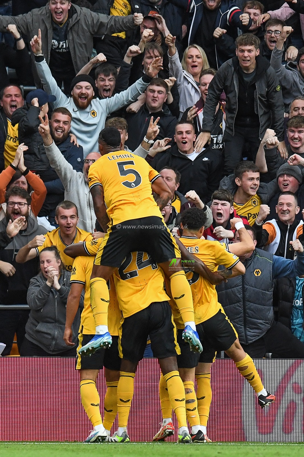 Hwang Hee-Chan #11 of Wolverhampton Wanderers celebrates his goal to make it 2-1 with team mates during the Premier League match Wolverhampton Wanderers vs Manchester City at Molineux, Wolverhampton, United Kingdom, 30th September 2023

(Photo by Mike Jones/News Images)