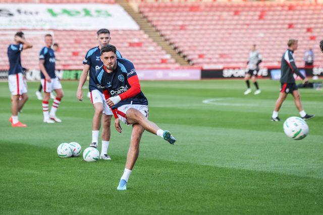 Corey O'Keeffe of Barnsley in the pregame warmup session during the Carabao Cup round 2 match Barnsley vs Crewe Alexandra at Oakwell, Barnsley, United Kingdom on 25 August 2026

(Photo by Alfie Cosgrove/News Images)