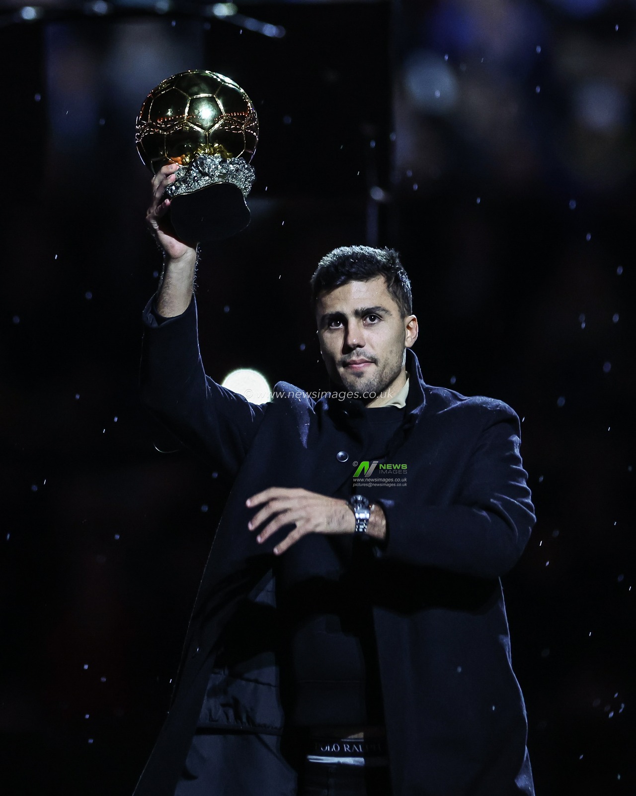 Rodri of Manchester City with the 2024 Ballon d'Or ahead of the Premier League match Manchester City vs Tottenham Hotspur at Etihad Stadium, Manchester, United Kingdom, 23rd November 2024

(Photo by Mark Cosgrove/News Images)