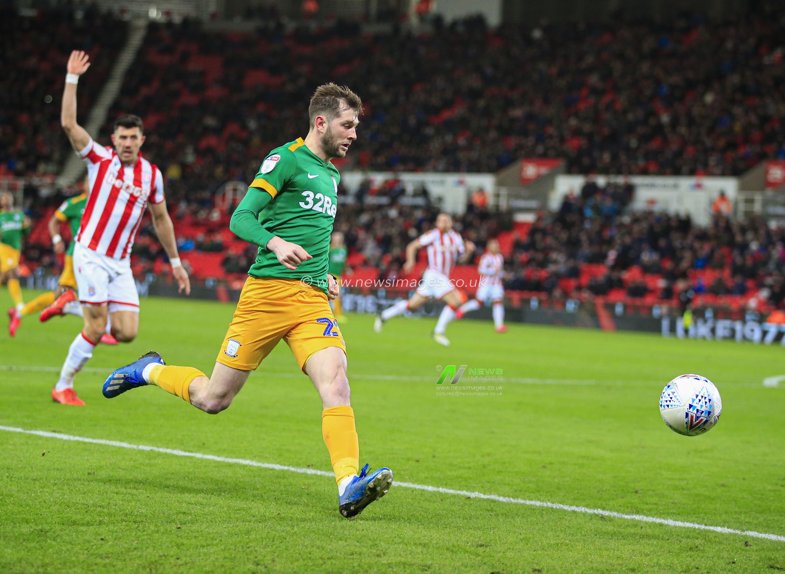 12th February 2020, Bet365 Stadium, Stoke-on-Trent, England; Sky Bet Championship, Stoke City v Preston North End : Tom Barkhuizen (29) of Preston North End runs with the ball
