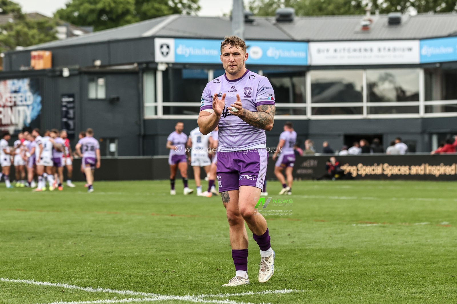 Sam Powell of Warrington Wolves applauds the fans after the game during the Betfred Super League Round 11 match Wakefield Trinity vs Warrington Wolves at DIY Kitchens Stadium, Wakefield, United Kingdom, 18th May 2025

(Photo by Alfie Cosgrove/News Images)
