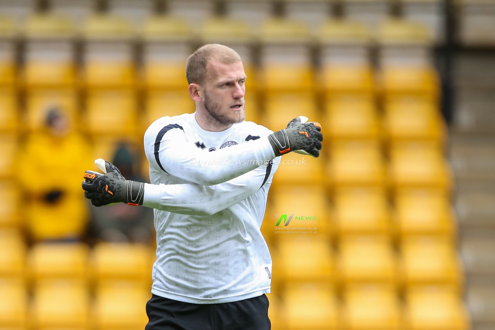 Adam Davies #1 of Sheffield United warms up during the Sky Bet Championship match Norwich City vs Sheffield United at Carrow Road, Norwich, United Kingdom, 1st April 2023

(Photo by Arron Gent/News Images)