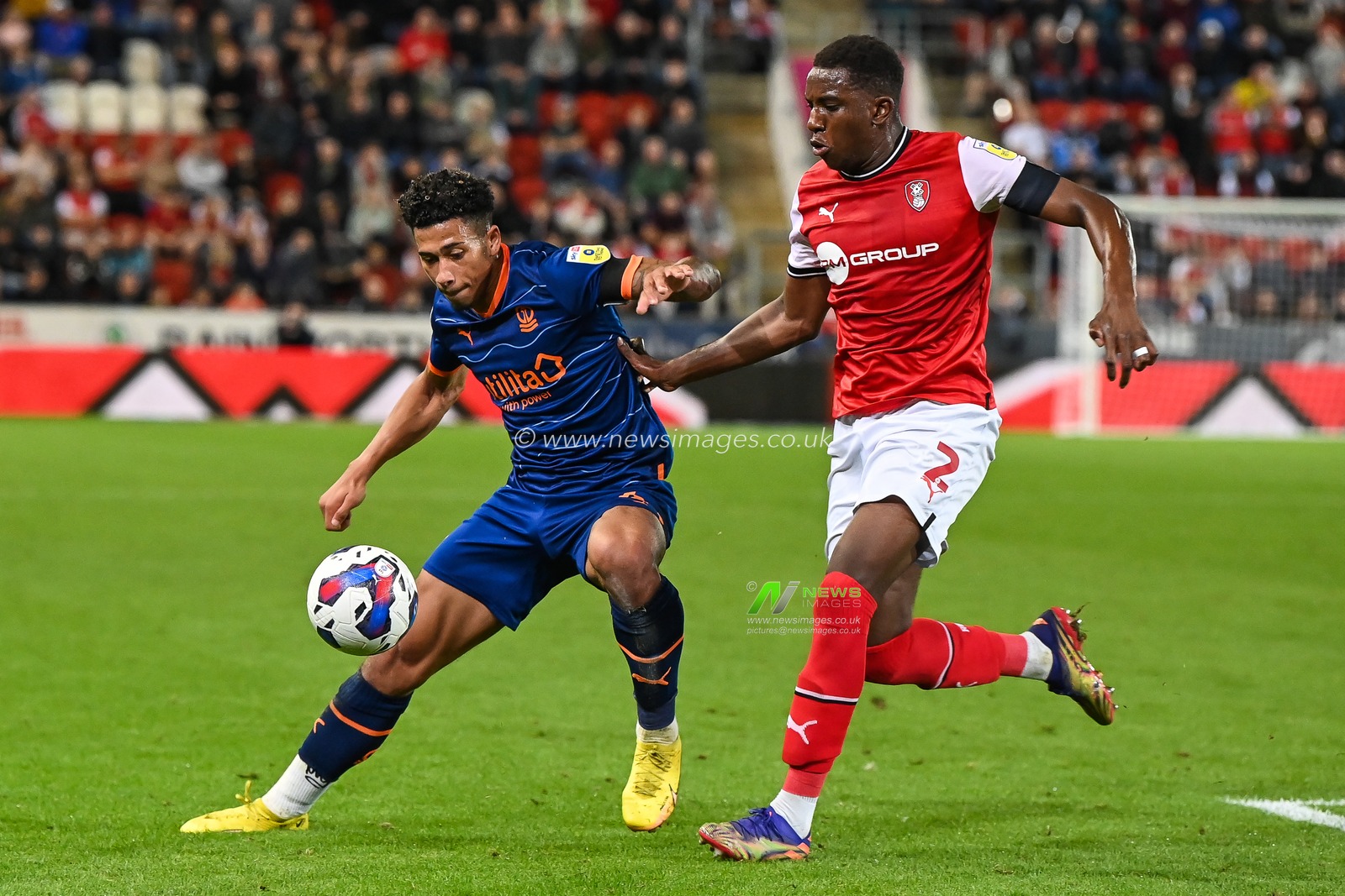 Jordan Lawrence-Gabriel #4 of Blackpool battles for the ball Wes Harding #2 of Rotherham United during the Sky Bet Championship match Rotherham United vs Blackpool at New York Stadium, Rotherham, United Kingdom, 14th September 2022

(Photo by Craig Thomas/News Images)