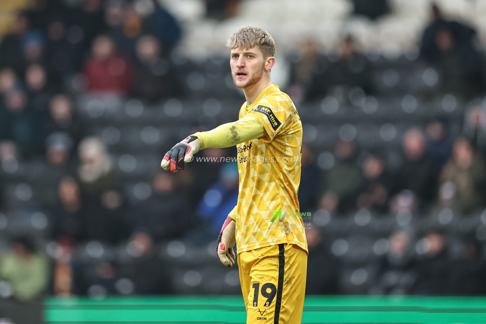 Teddy Sharman-Lowe of Doncaster Rovers gives his team instructions during the Emirates FA Cup 3rd Round match Hull City vs Doncaster Rovers at MKM Stadium, Hull, United Kingdom, 12th January 2025

(Photo by Mark Cosgrove/News Images)
