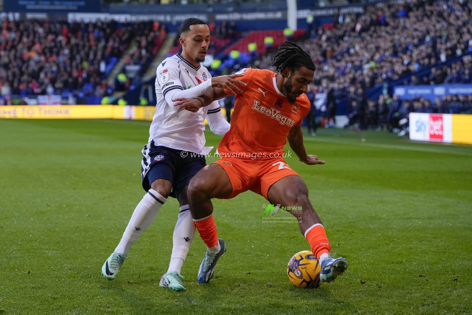 Josh Dacres-Cogley #12 of Bolton Wanderers competes for the ball with Dominic Thompson #23 of Blackpool during the Sky Bet League 1 match Bolton Wanderers vs Blackpool at University of Bolton Stadium, Bolton, United Kingdom, 11th November 2023

(Photo by Steve Flynn/News Images)