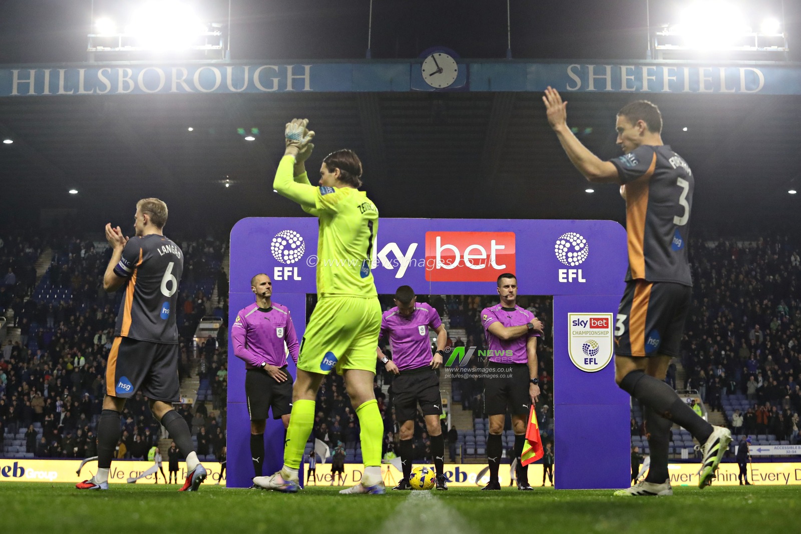 Derby walk out before the Sky Bet Championship match Sheffield Wednesday vs Derby County at Hillsborough, Sheffield, United Kingdom, 15th December 2025(Photo by Sam Eaden/News Images)*** GER AUT SUI OUT ***