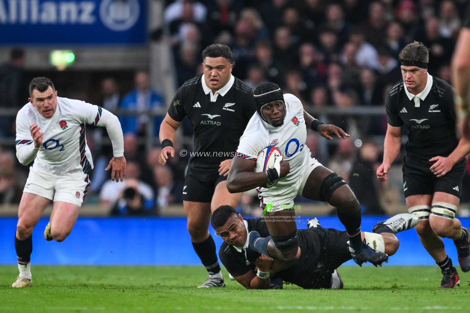 Maro Itoje of England is tackled by Wallace Sititi of New Zealand during the Autumn Nations Series match England vs New Zealand at Allianz Stadium,, Twickenham, United Kingdom, 2nd November 2024

(Photo by Craig Thomas/News Images)