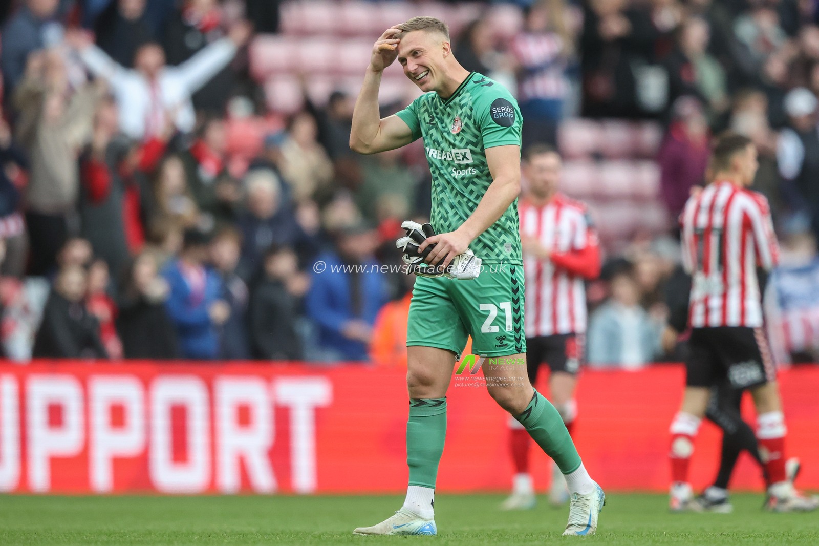 Simon Moore of Sunderland celebrates the win during the Sky Bet Championship match Sunderland vs Oxford United at Stadium Of Light, Sunderland, United Kingdom, 26th October 2024

(Photo by Alfie Cosgrove/News Images)