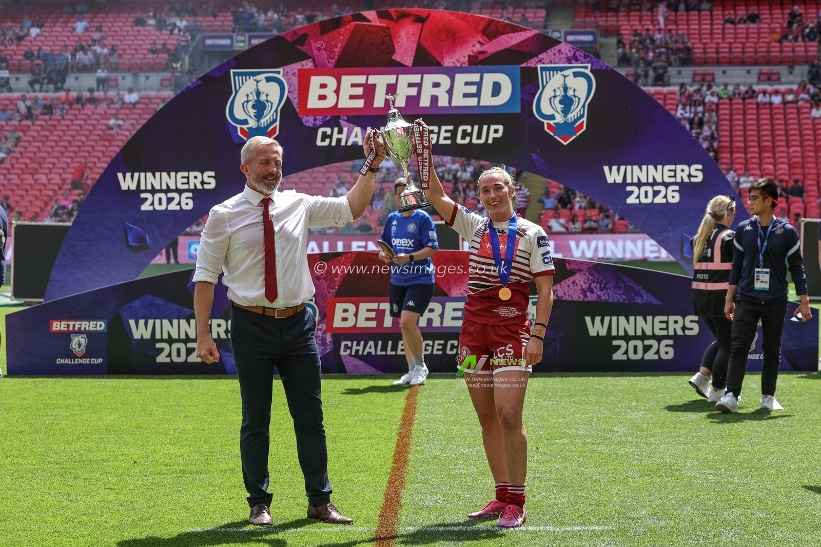 Wigan Warriors Women head coach Denis Betts and captain Georgia Wilson lift the Betfred Women's Challenge Cup during the Betfred Women's Challenge Cup Final Wigan Warriors vs St Helens at Wembley Stadium, London, United Kingdom on 30 May 2026

(Photo by Mark Cosgrove/News Images)