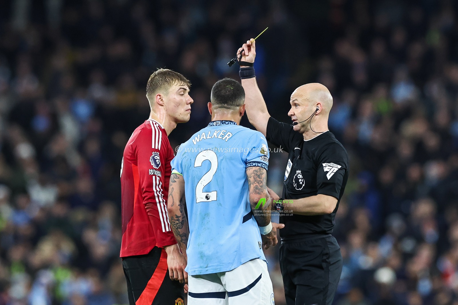 Referee Anthony Taylor gives a yellow card to Rasmus HÃ¸jlund of Manchester United and Kyle Walker of Manchester City during the Premier League match Manchester City vs Manchester United at Etihad Stadium, Manchester, United Kingdom, 15th December 2024

(Photo by Mark Cosgrove/News Images)