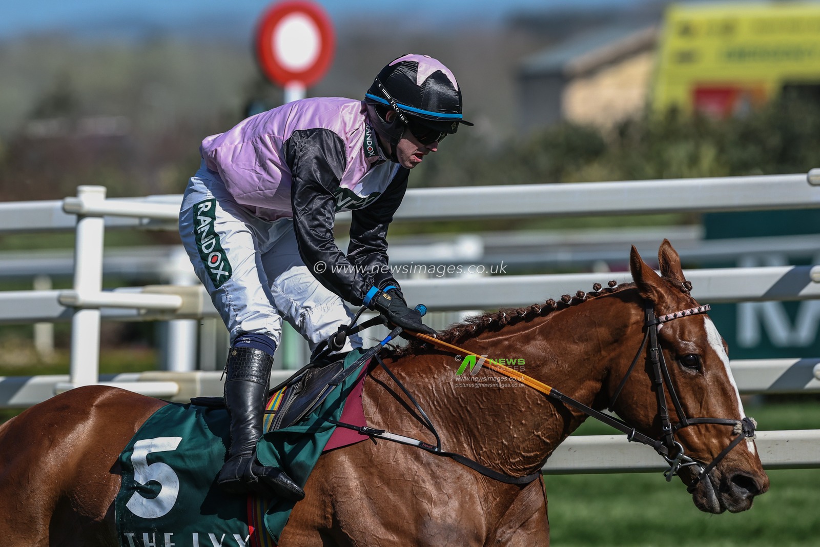 Hiddenvalley Lake ridden by Darragh O'Keeffe wins the 15:05 Ivy Liverpool Hurdle during the Randox Grand National 2025 Day 3 Grand National Day at Aintree Racecourse, Liverpool, United Kingdom, 5th April 2025

(Photo by Mark Cosgrove/News Images)