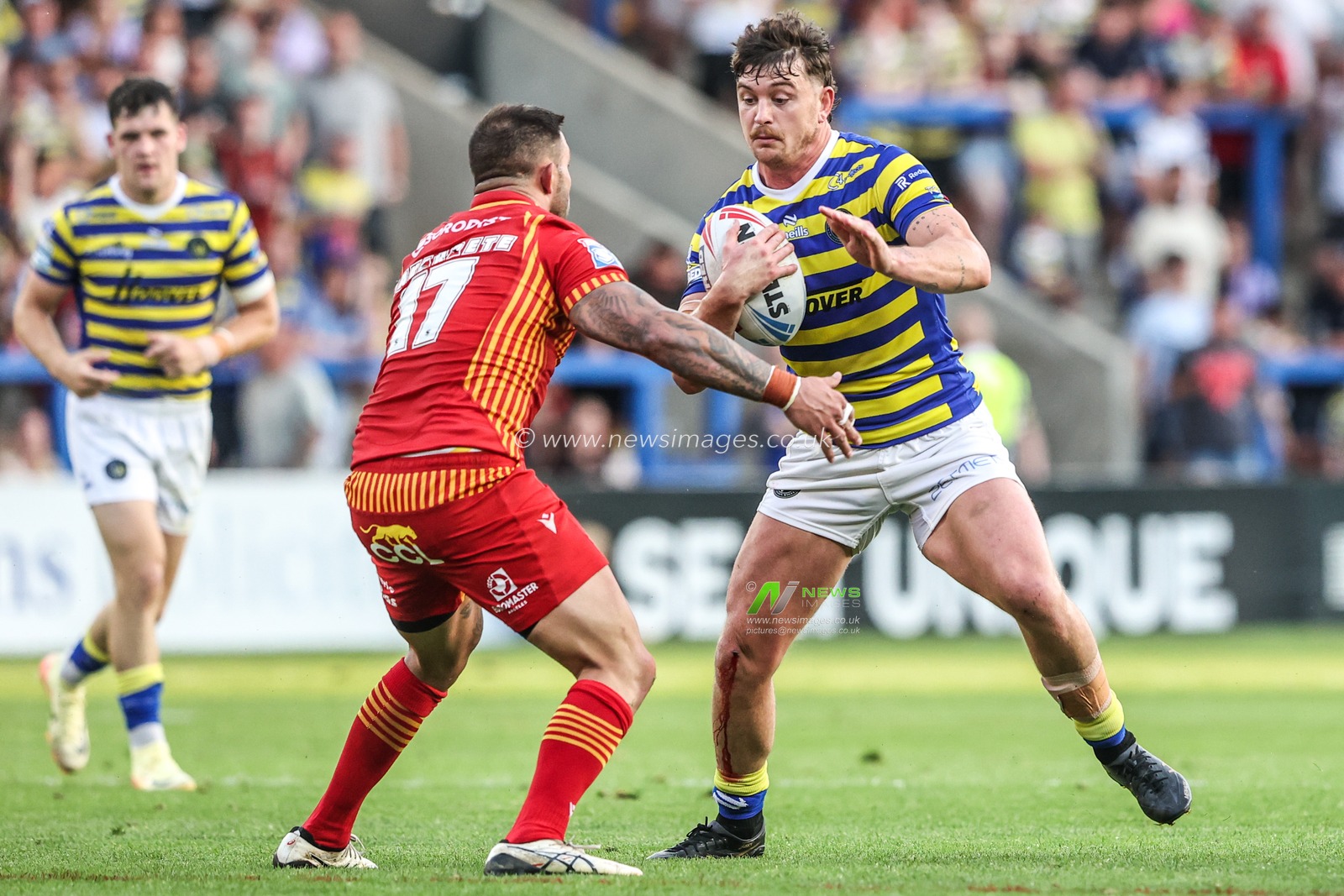Jordy Crowther of Warrington Wolves is tackled by Romain Navarette of Catalans Dragons during the Betfred Super League round 16 match Warrington Wolves vs Catalans Dragons at The Halliwell Jones Stadium, Warrington, United Kingdom on 25 June 2026

(Photo by Alfie Cosgrove/News Images)