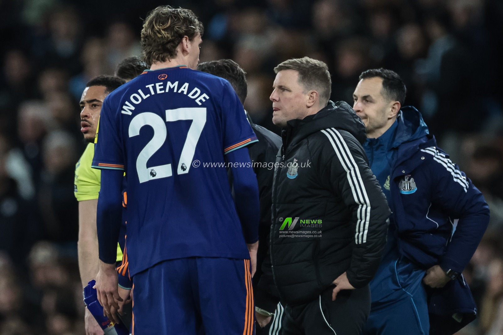 Eddie Howe manager of Newcastle United speaks to Nick Woltemade of Newcastle United during the Premier League match Manchester City vs Newcastle Untied at Etihad Stadium, Manchester, United Kingdom on 21 February 2026

(Photo by Mark Cosgrove/News Images)
