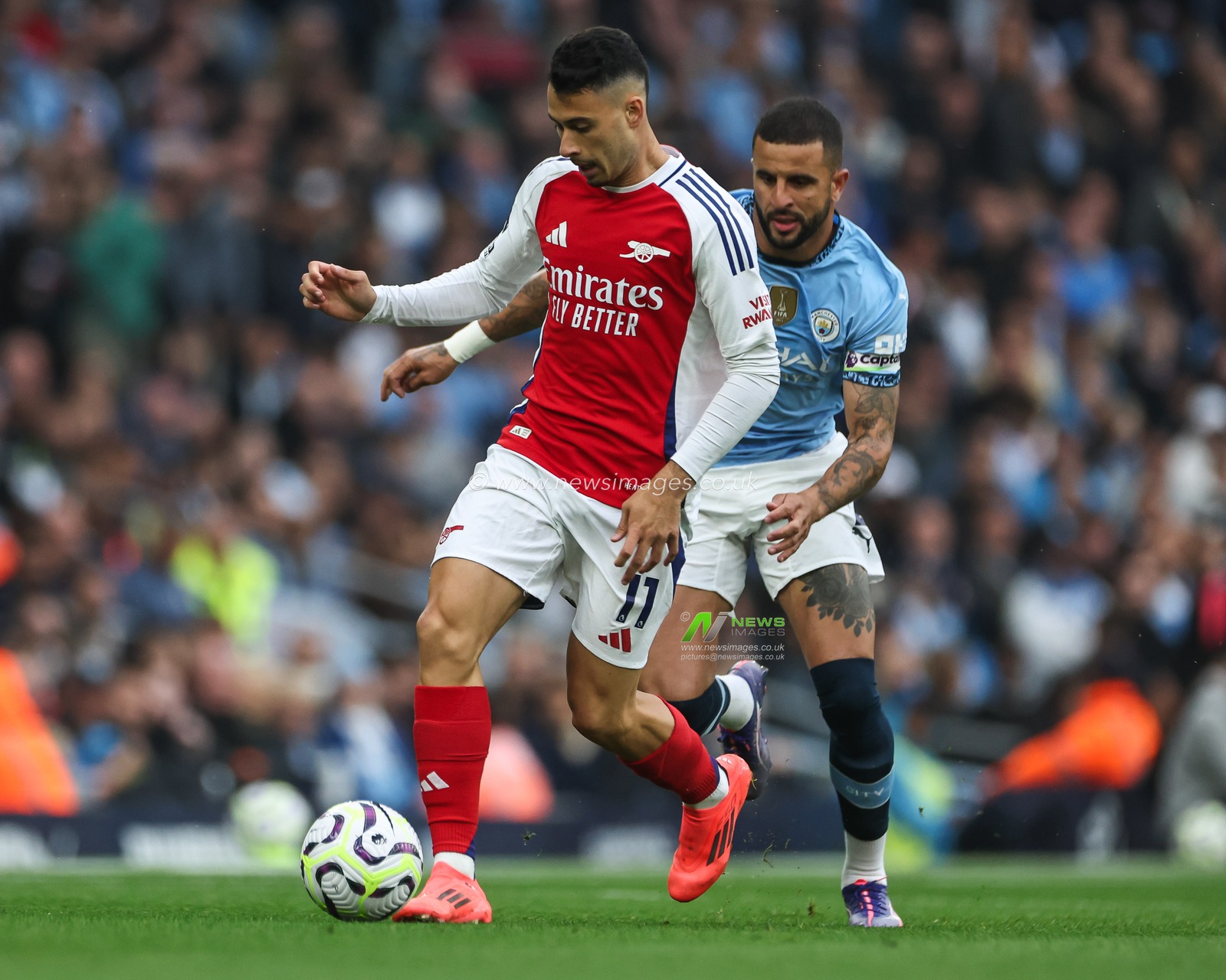 Gabriel Martinelli of Arsenal makes a break with the ball  during the Premier League match Manchester City vs Arsenal at Etihad Stadium, Manchester, United Kingdom, 22nd September 2024

(Photo by Mark Cosgrove/News Images)