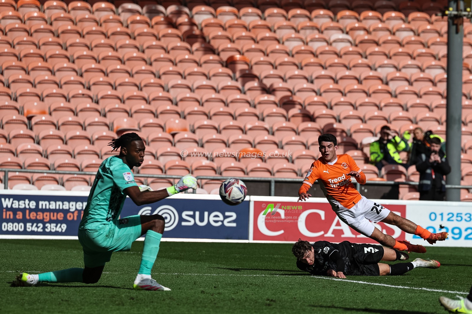 Rob Apter of Blackpool scores to make it 1-2 during the Sky Bet League 1 match Blackpool vs Wrexham at Bloomfield Road, Blackpool, United Kingdom, 21st April 2025

(Photo by Mark Cosgrove/News Images)