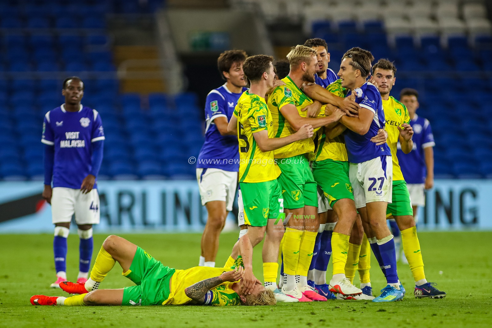 Harry Darling of Norwich City and Joel Colwill of Cardiff City  square-off during the Carabao Cup round 2 match Cardiff City vs Norwich City at Cardiff City Stadium, Cardiff, United Kingdom on 25 August 2026

(Photo by Andrew Lewis/News Images)