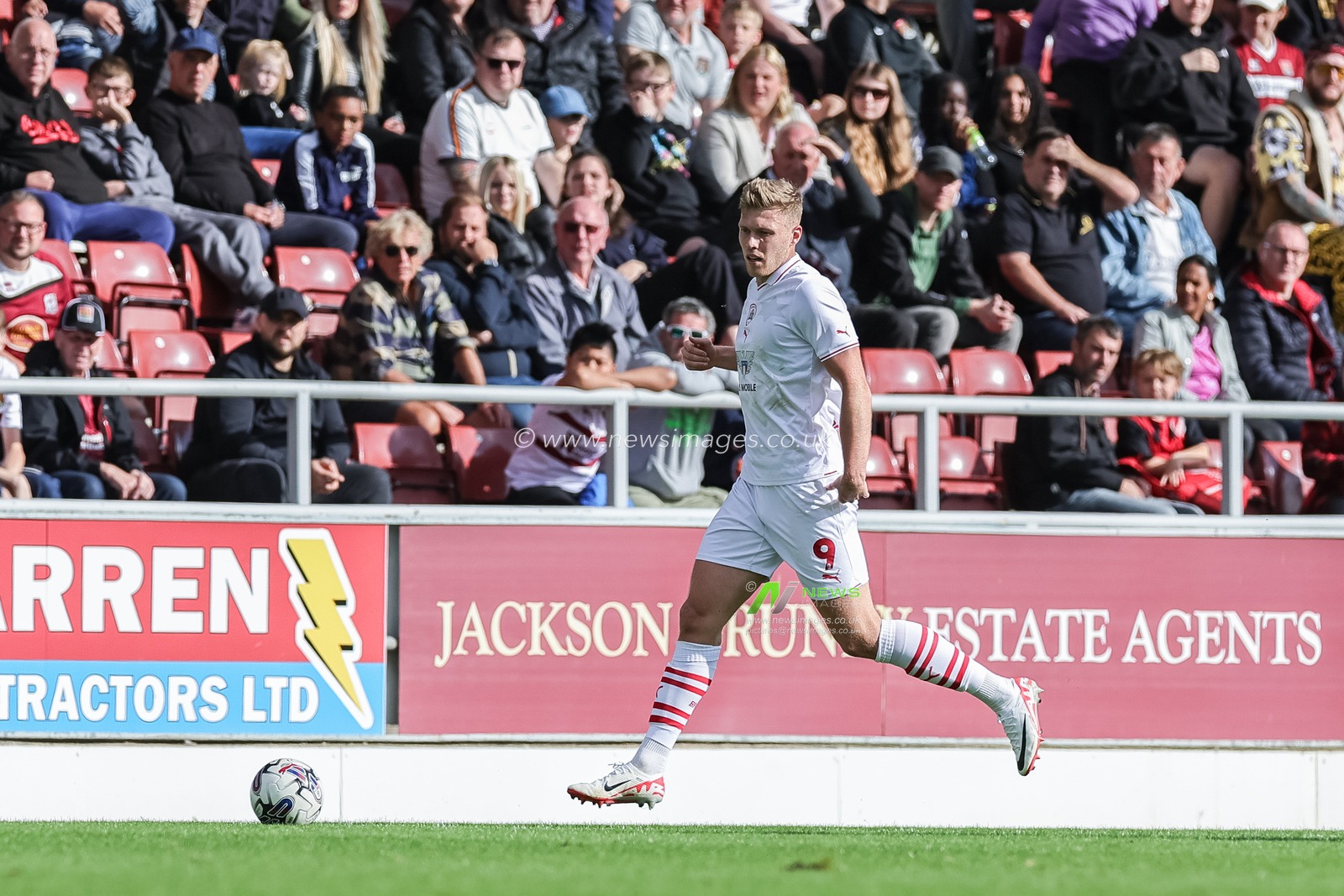 Sam Cosgrove #9 of Barnsley breaks with the ball during the Sky Bet League 1 match Northampton Town vs Barnsley at Sixfields Stadium, Northampton, United Kingdom, 23rd September 2023

(Photo by Mark Cosgrove/News Images)