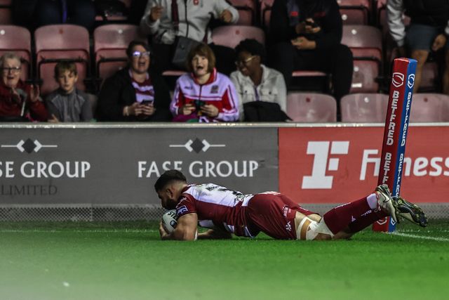 Abbas Miski of Wigan Warriors goes over for a try to make it 38-0 during the Betfred Super League Round 26 match Wigan Warriors vs Castleford Tigers at The Brick Community Stadium, Wigan, United Kingdom, 12th September 2025

(Photo by Alfie Cosgrove/News Images)