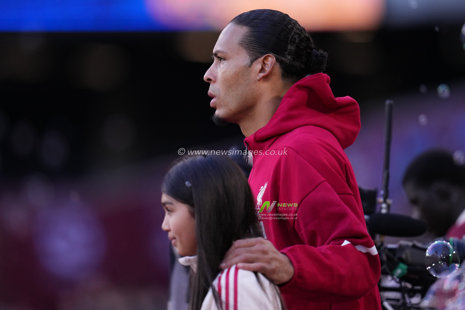 Virgil van Dijk of Liverpool ahead of kick off during the Premier League match West Ham United vs Liverpool at London Stadium, London, United Kingdom, 30th November 2025

(Photo by Harvey Murphy/News Images)

*** GER AUT SUI OUT ***