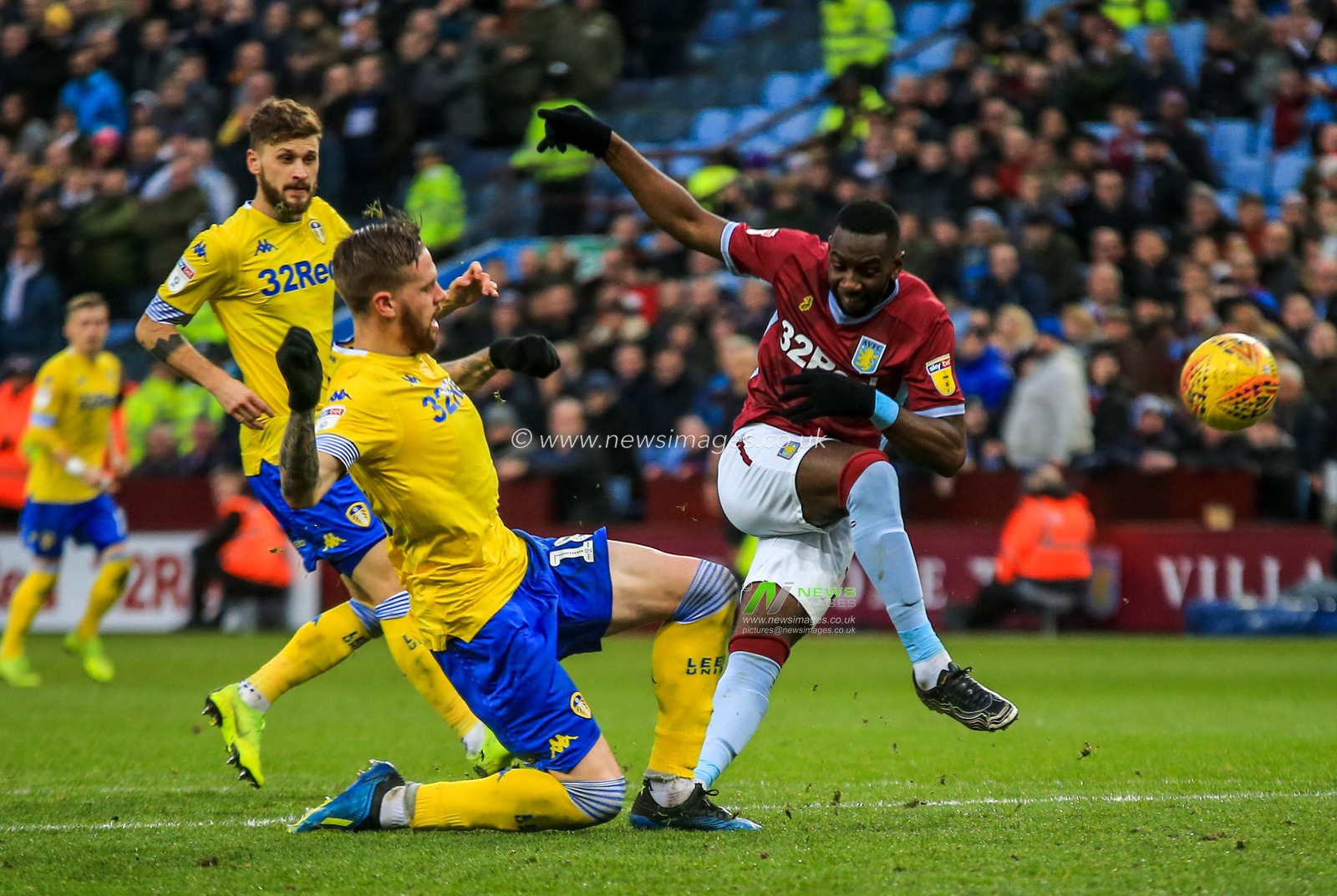 23rd December 2018, Villa Park, Birmingham, England ; Sky Bet Championship, Aston Villa vs Leeds United : 
Pontus Jansson (18) of Leeds Utd  closes Yannick Bolasie (11) of Aston Villa down as he gets a shot at goal
Credit: Craig Milner/News Images

English Football League images are subject to DataCo Licence