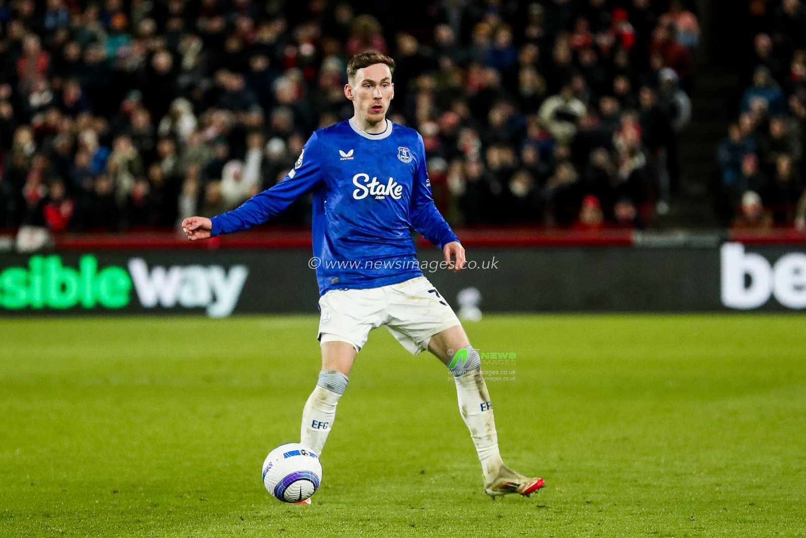 James Garner of Everton passes the ball during the Premier League match Brentford vs Everton at The Gtech Community Stadium, London, United Kingdom, 26th February 2025

(Photo by Izzy Poles/News Images)