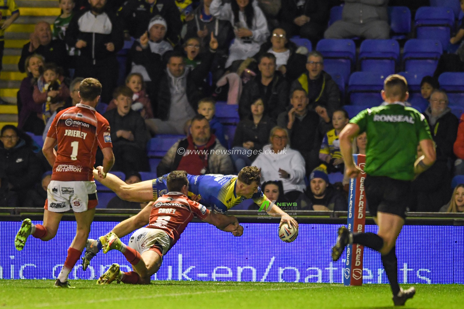 Matty Ashton #5 of Warrington Wolves goes over for a try to make it 26-12