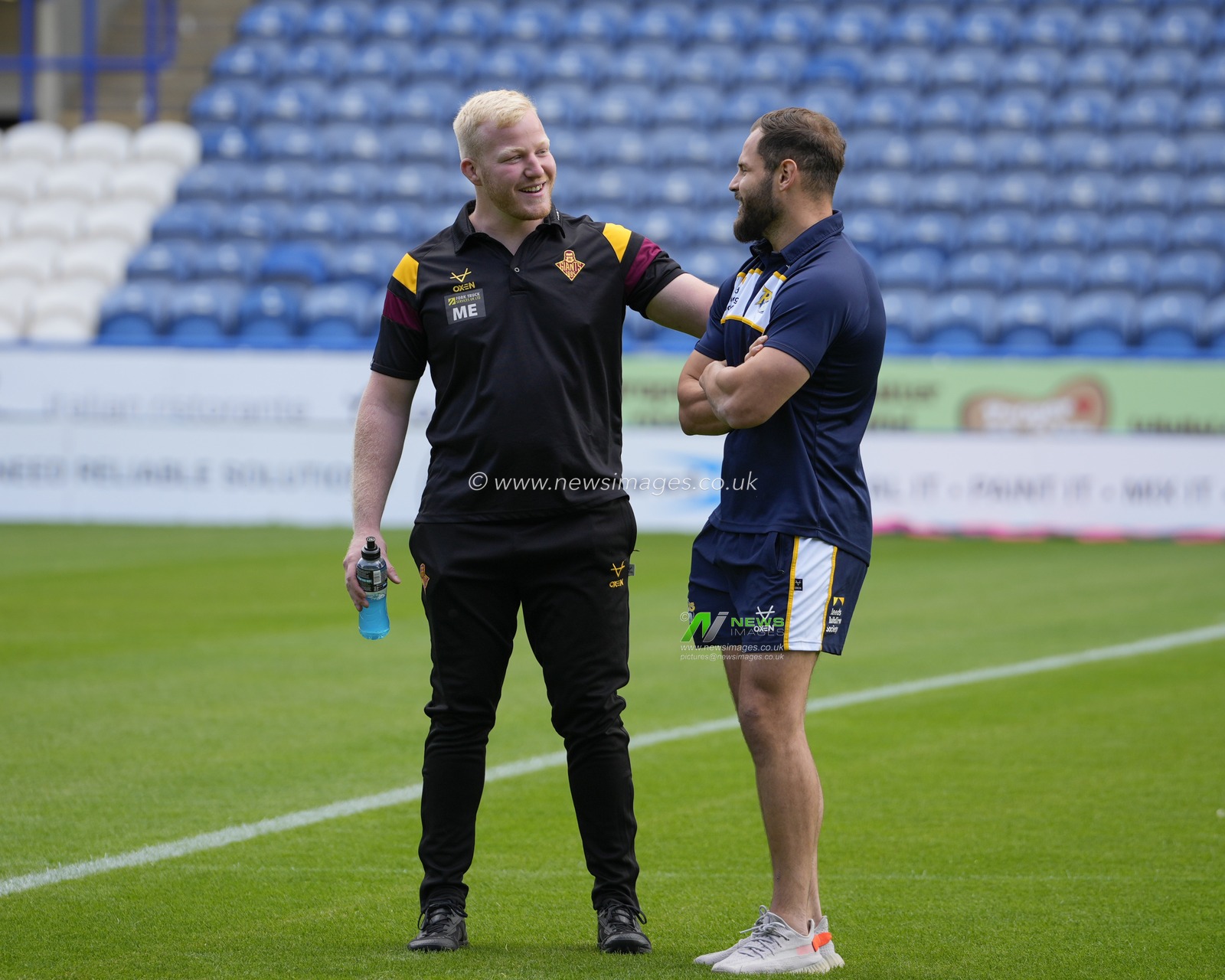 Matty English #15 of Huddersfield Giants speaks with Aidan Sezer #7 of Leeds Rhinos before the Betfred Super League Round 23 match Huddersfield Giants vs Leeds Rhinos at John Smith's Stadium, Huddersfield, United Kingdom, 27th August 2023

(Photo by Steve Flynn/News Images)