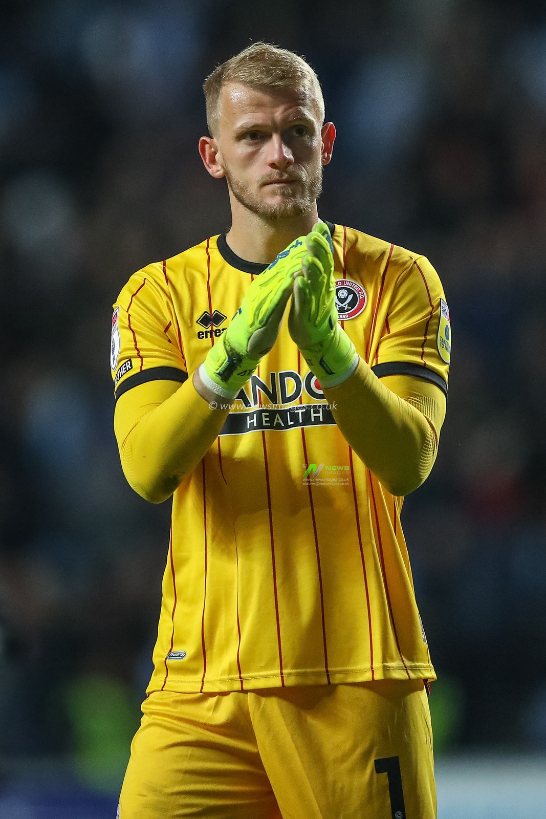 Adam Davies #1 of Sheffield United applauds the travelling fans after the Sky Bet Championship match Coventry City vs Sheffield United at Coventry Building Society Arena, Coventry, United Kingdom, 19th October 2022

(Photo by Gareth Evans/News Images)