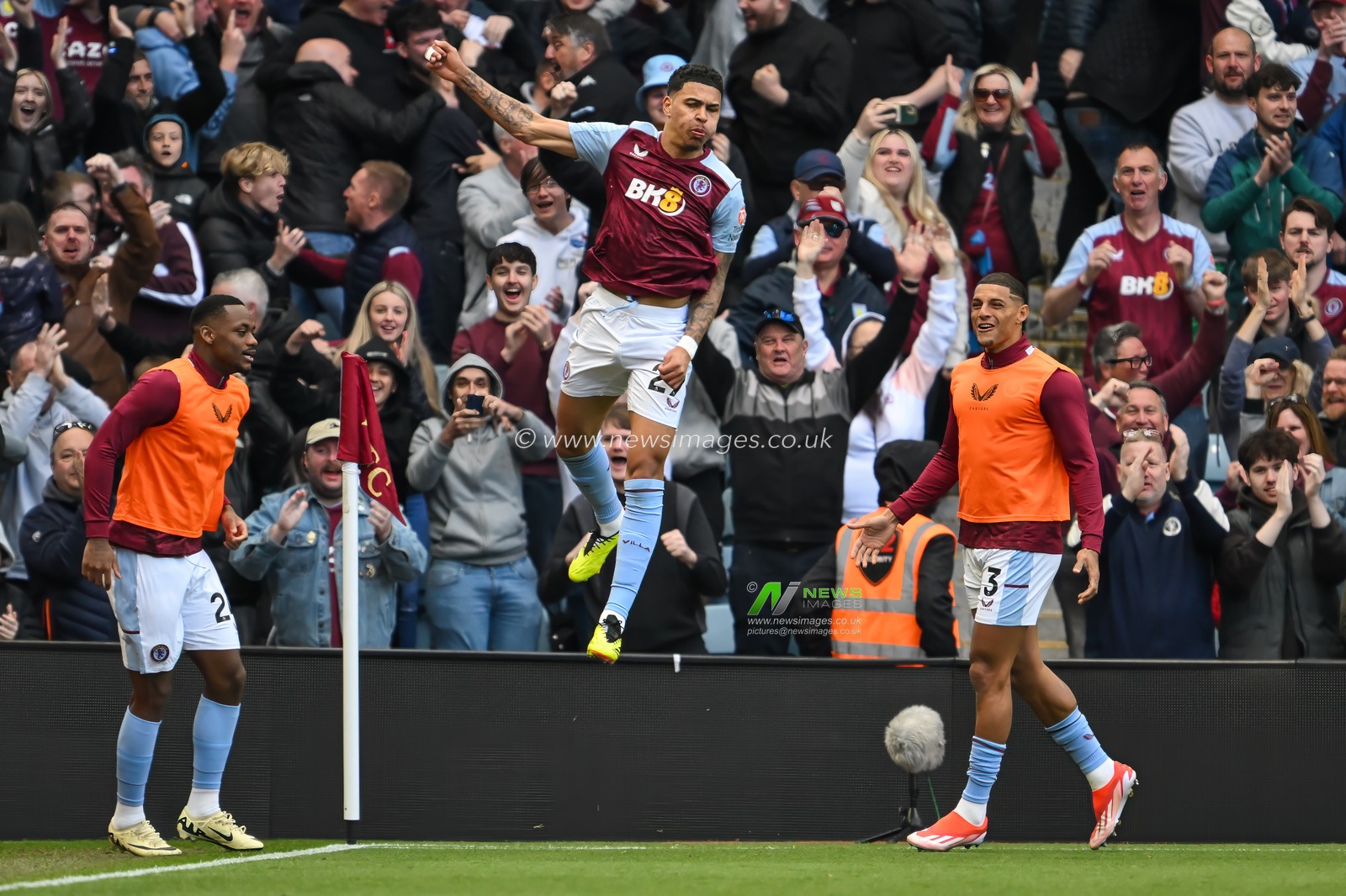 Morgan Rogers of Aston Villa celebrates his goal to make it 1-1 during the Premier League match Aston Villa vs Bournemouth at Villa Park, Birmingham, United Kingdom, 21st April 2024

(Photo by Craig Thomas/News Images)