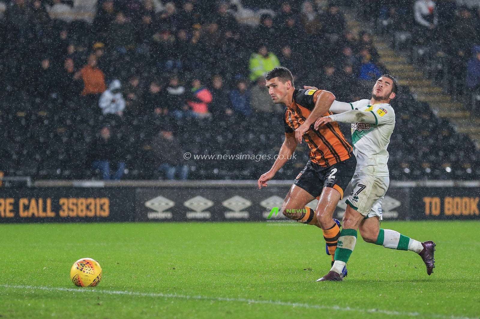 27th November 2018, KCOM Stadium, Hull , England; Sky Bet Championship, Hull City v Norwich City ; Eric Lichaj of (02) Hull City holds off Emiliano Buendia (17) of Norwich City 

Credit:   Mark Cosgrove/News Images

English Football League images are subject to DataCo Licence