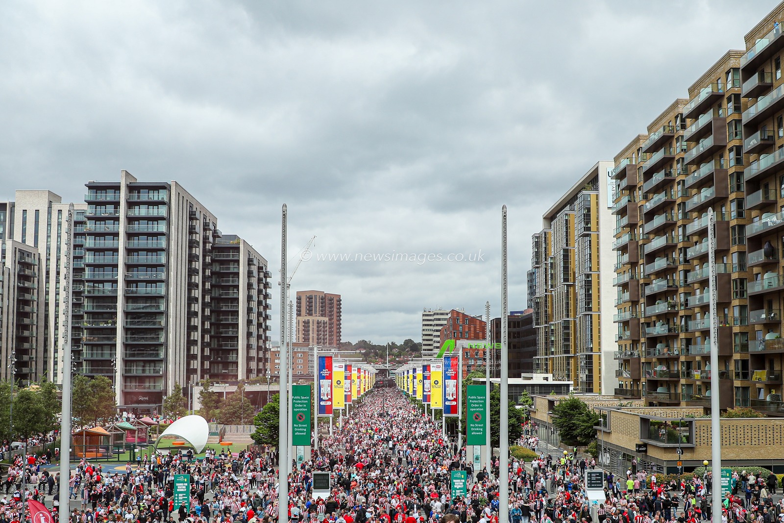 Fans arriving at Wembley stadium ahead of the Sky Bet Championship Playoff Final match Sheffield United vs Sunderland at Wembley Stadium, London, United Kingdom, 24th May 2025

(Photo by Izzy Poles/News Images)