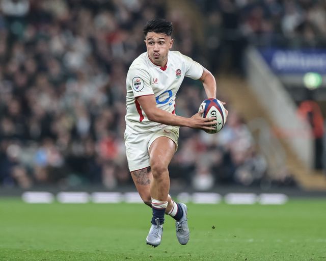 Marcus Smith of England with the ball during the Quilter Nations Series 2025 match England vs Fiji at Allianz Stadium, Twickenham, United Kingdom, 8th November 2025

(Photo by Mark Cosgrove/News Images)

*** GER AUT SUI OUT ***
