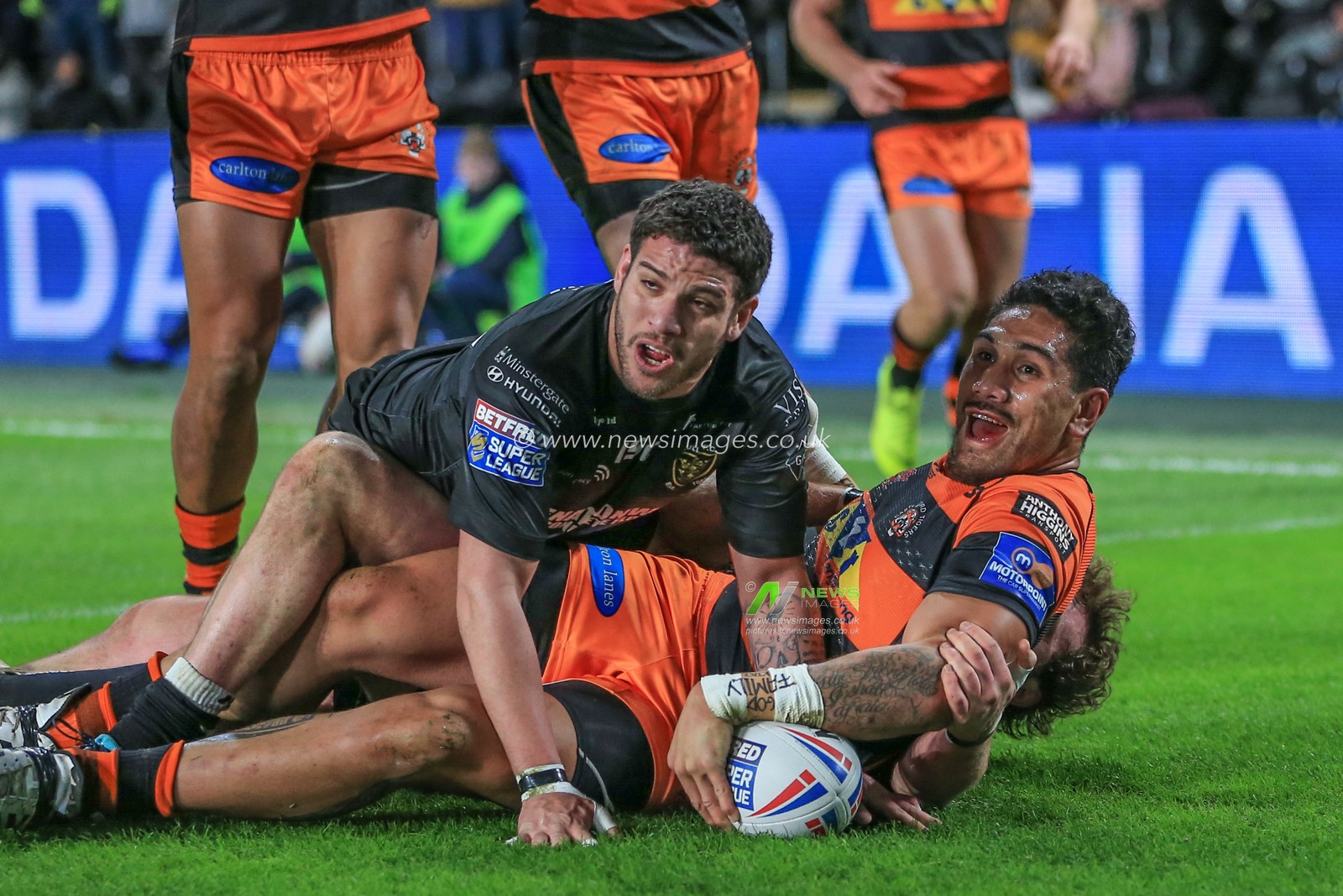 7th February 2019 , KCOM Stadium, Hull, England; Betfred Super League, Round 2, Hull FC vs Castleford Tigers ; Jesse Sene-Lefao (15) of Castleford Tigers goes over for a try 



Credit: Mark Cosgrove/News Images