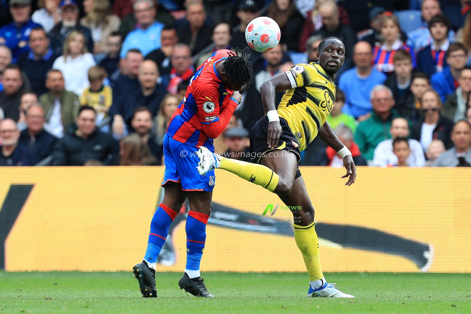 Moussa Sissoko #19 of Watford and Jeffrey Schlupp #15 of Crystal Palace compete for a ball.