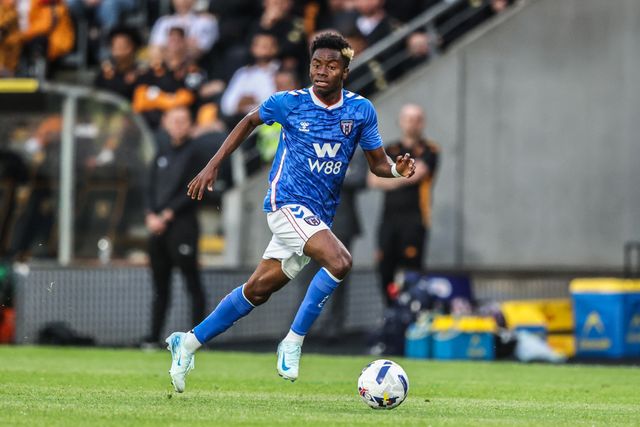 Simon Adingra of Sunderland breaks with the ball during the Pre-season friendly match Hull City vs Sunderland at MKM Stadium, Hull, United Kingdom, 29th July 2025

(Photo by Alfie Cosgrove/News Images)