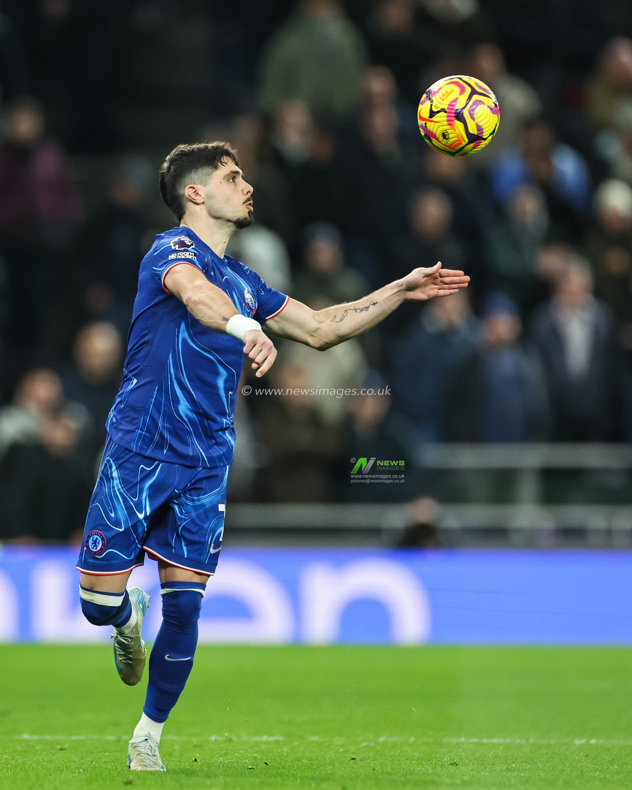 Pedro Neto of Chelsea controls the ball during the Premier League match Tottenham Hotspur vs Chelsea at Tottenham Hotspur Stadium, London, United Kingdom, 8th December 2024

(Photo by Mark Cosgrove/News Images)