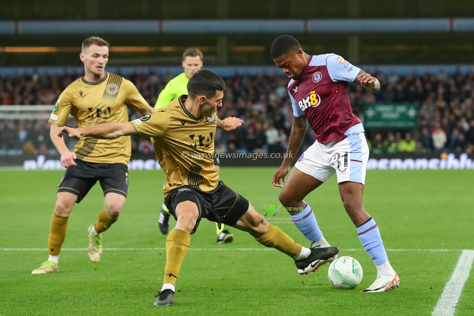 Leon Bailey #31 of Aston Villa goes forward with the ball during the UEFA Europa Conference League match Aston Villa vs HÅ K Zrinjski Mostar at Villa Park, Birmingham, United Kingdom, 5th October 2023

(Photo by Gareth Evans/News Images)