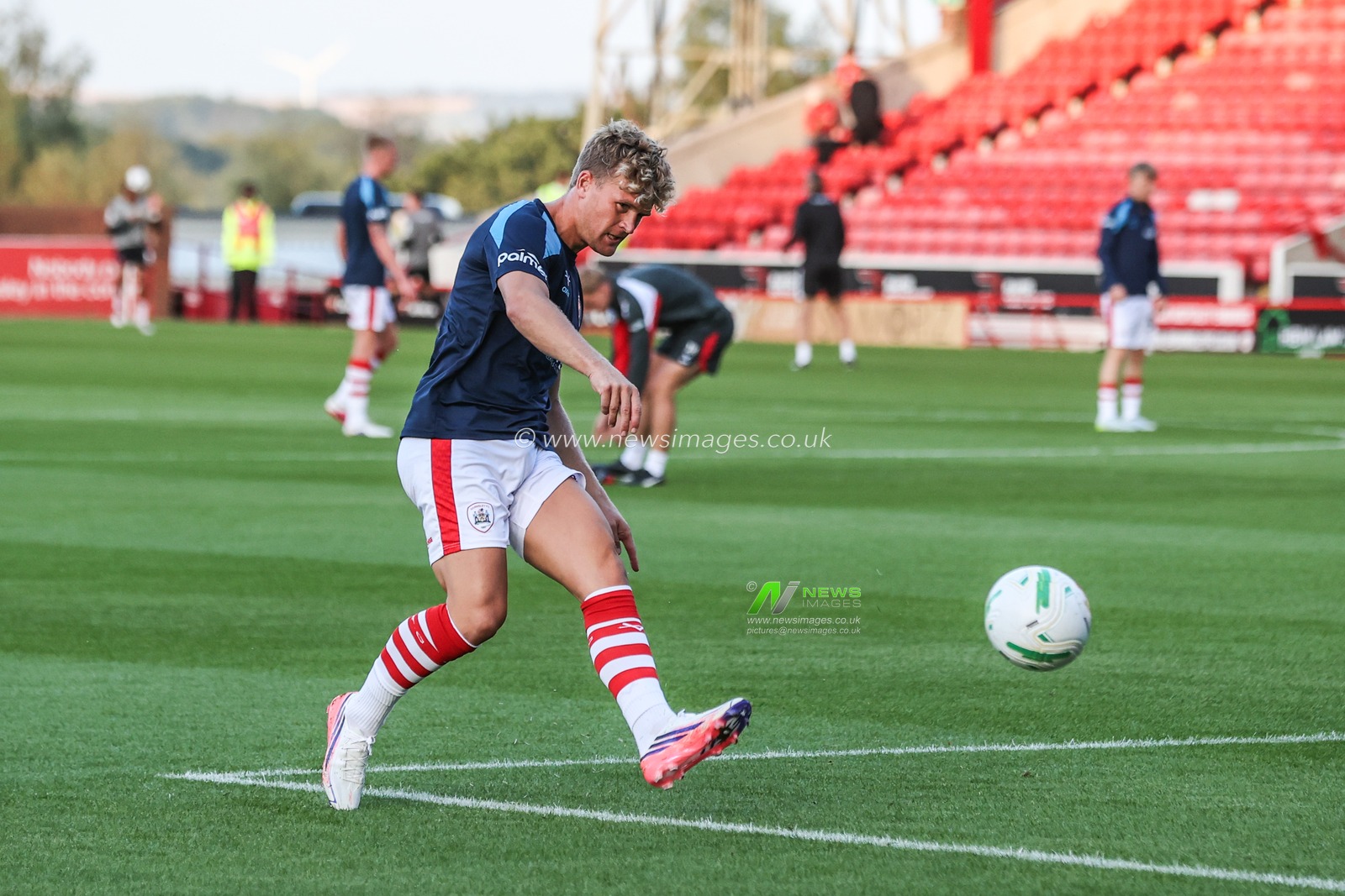 Cameron McGeehan of Barnsley in the pregame warmup session during the Carabao Cup round 2 match Barnsley vs Crewe Alexandra at Oakwell, Barnsley, United Kingdom on 25 August 2026

(Photo by Alfie Cosgrove/News Images)