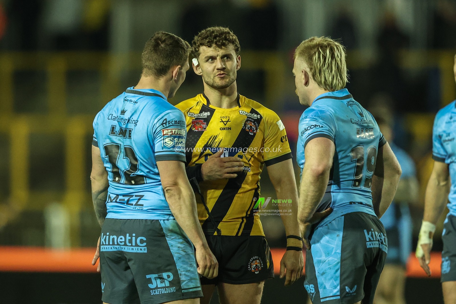 Jordan Lane of Hull FC and Brad Fash of Hull FC speak to George Lawler of Castleford Tigers after the game during the Betfred Super League Round 6 match Castleford Tigers vs Hull FC at The Mend-A-Hose Jungle, Castleford, United Kingdom, 27th March 2025

(Photo by Alfie Cosgrove/News Images)