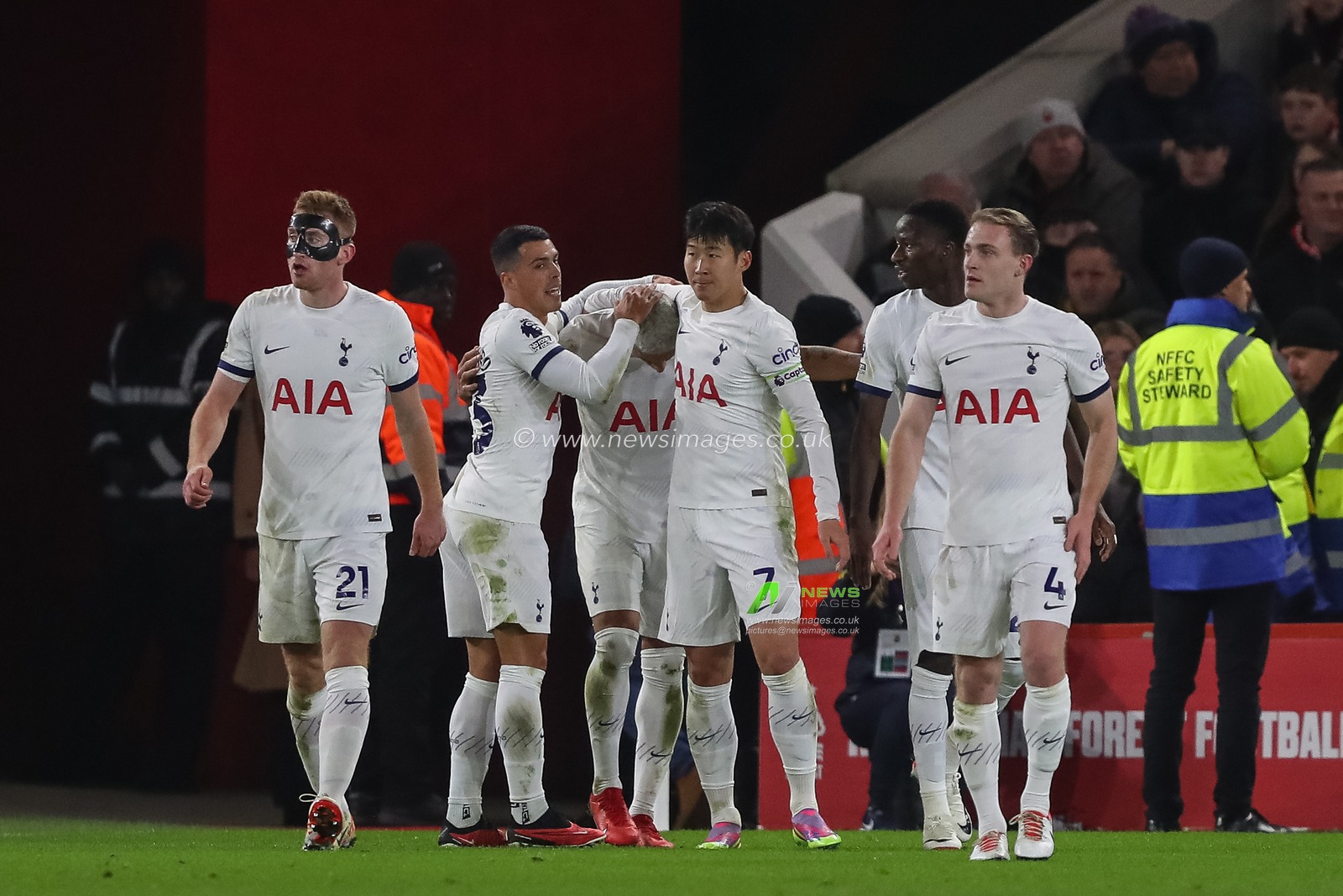Richarlison #9 of Tottenham Hotspur celebrates his goal to make it 0-1 during the Premier League match Nottingham Forest vs Tottenham Hotspur at City Ground, Nottingham, United Kingdom, 15th December 2023

(Photo by Gareth Evans/News Images)