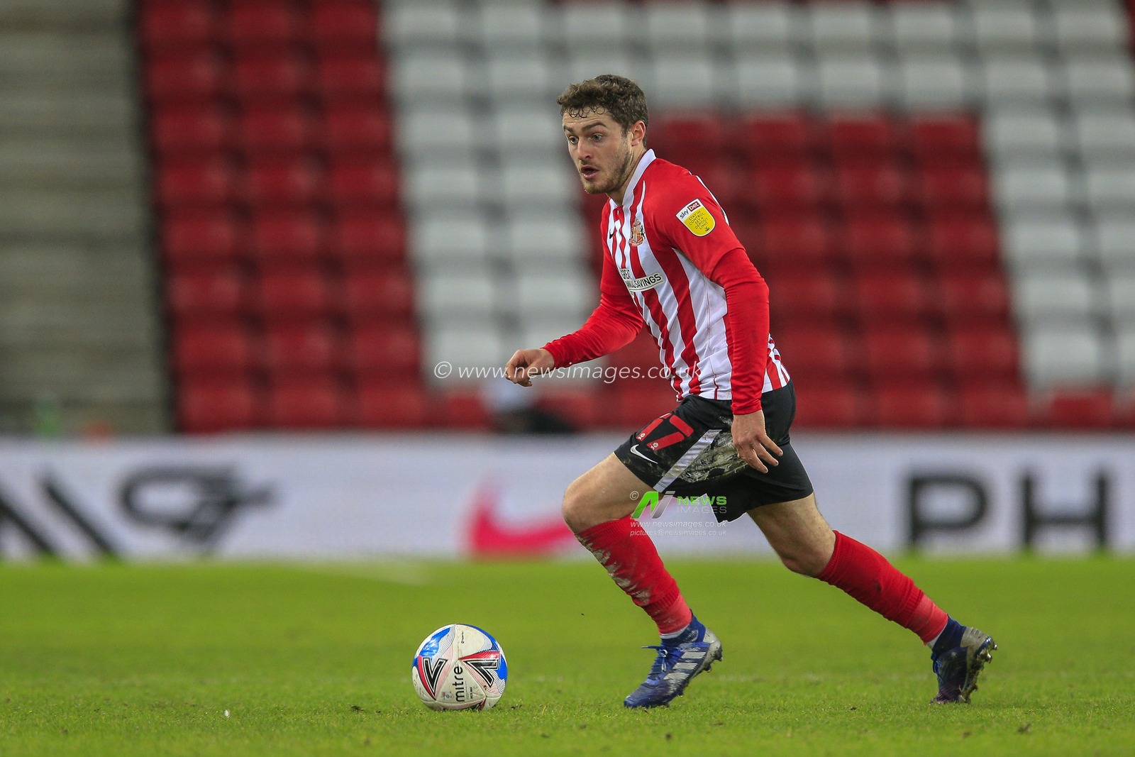Elliot Embleton #17 of Sunderland in possession of the ball