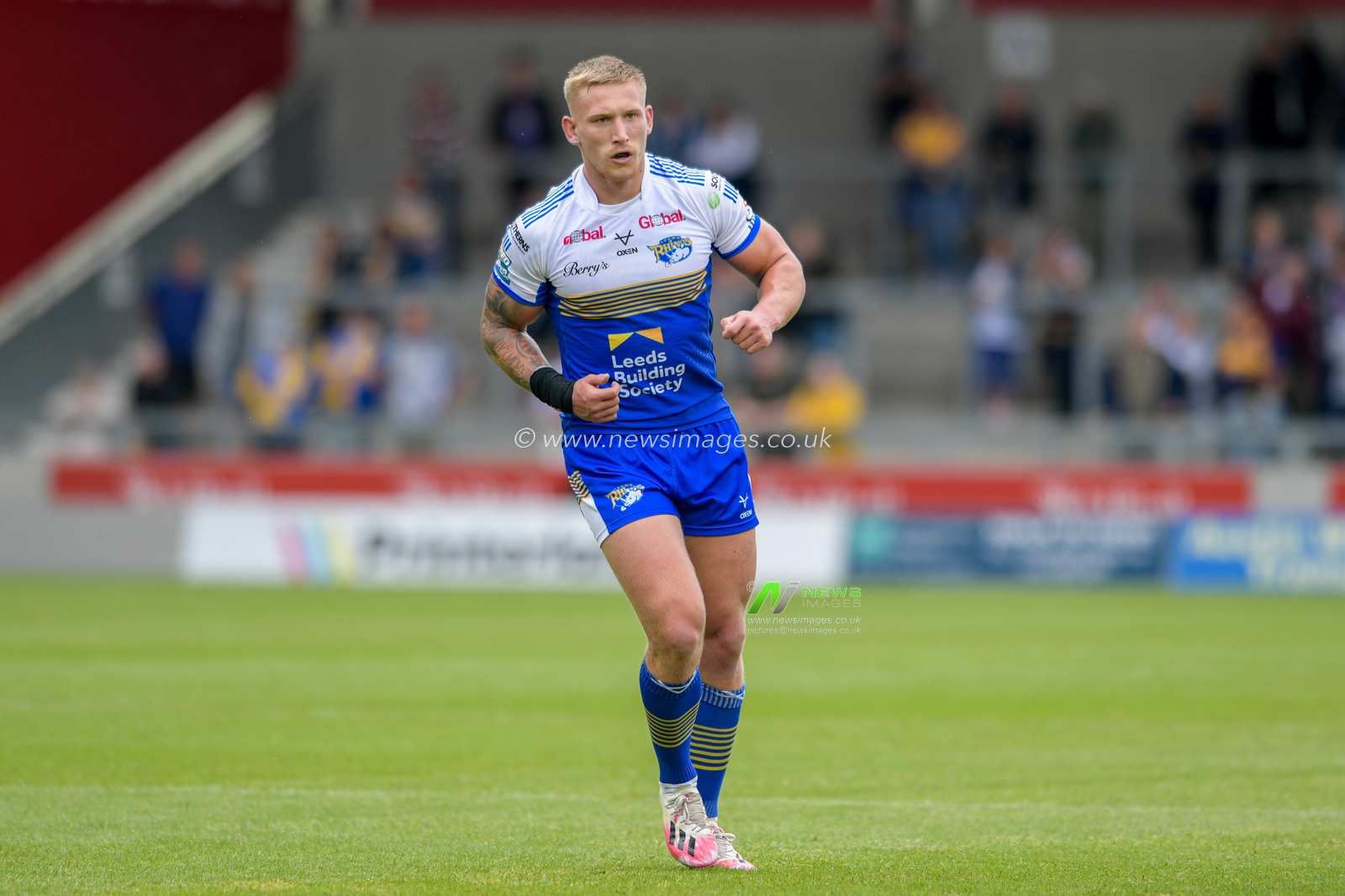 Mikolaj Oledzki (8) of Leeds Rhinos in action during the game